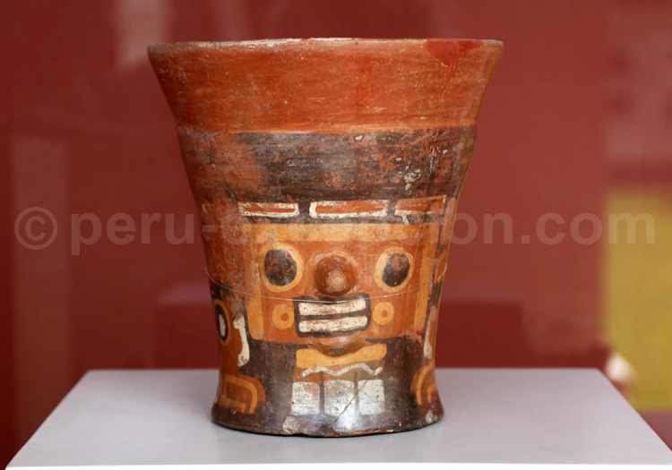 Kero en céramique tihuanaco, Museo MNAAHP, Lima