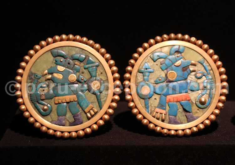 Boucles d'oreilles mochica en or et pierres, musée larco