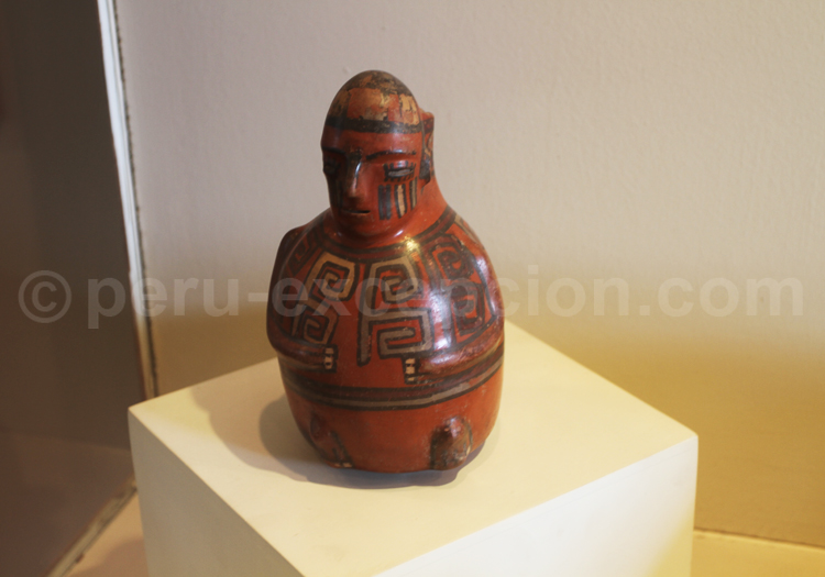 Idole en céramique peinte tihuanaco, Museo MNAAHP, Lima