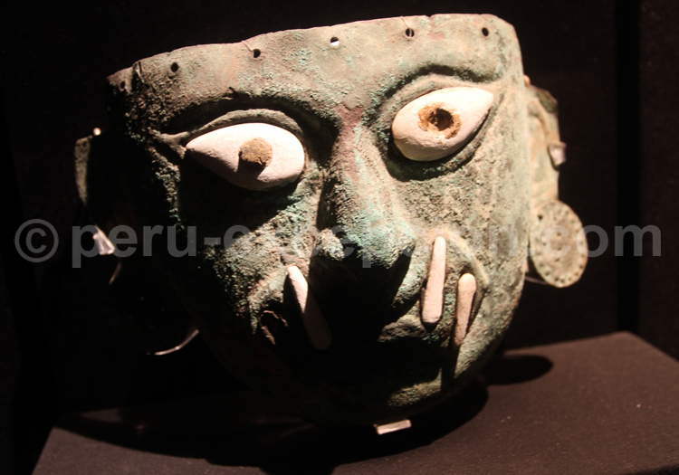 Masque funéraire mochica en cuivre, dieu ai apaec, musée larco
