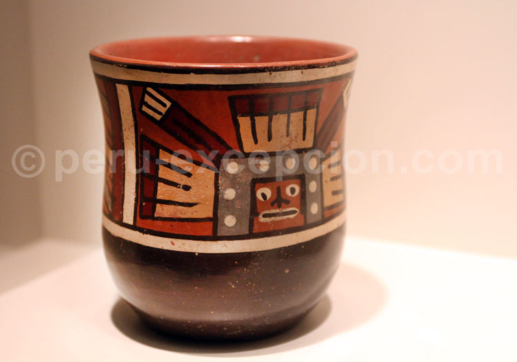 Vase huari peint d'une idole stylisée, Museo MAP Cuzco