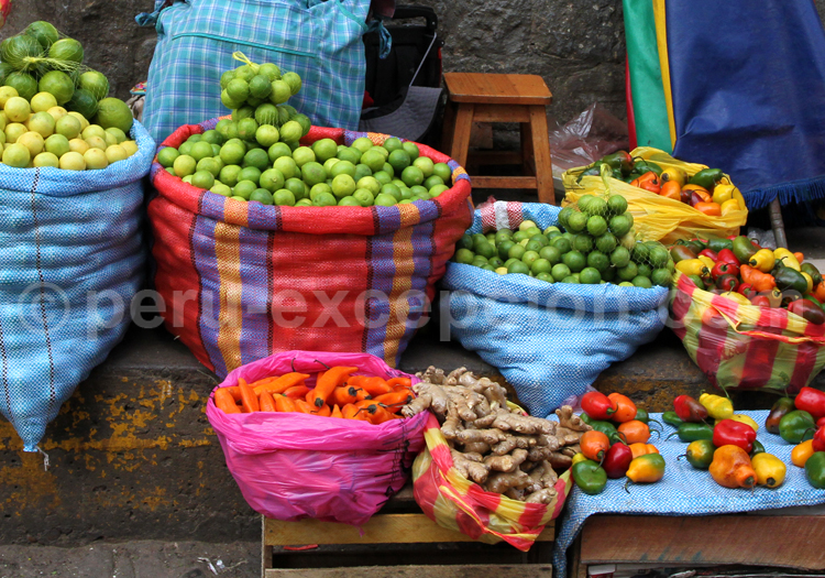 Étalage de fruits et légumes au Pérou