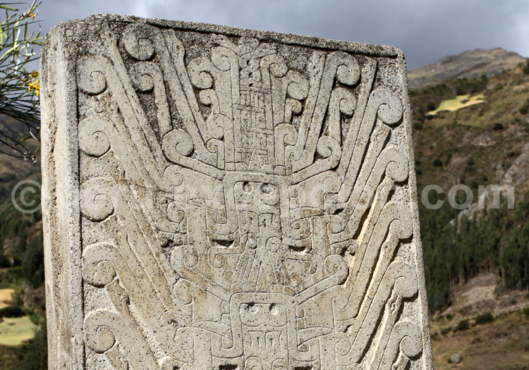 Monument de pierre orné de bas-reliefs