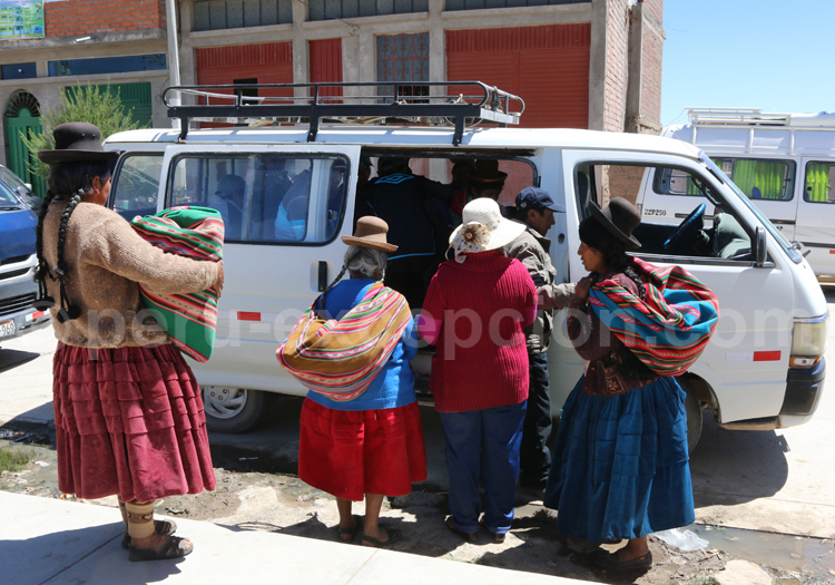 Place centrale d'Acora, Lac Titicaca