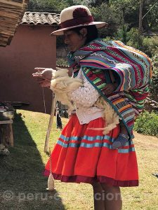 Péruvienne en tenue traditionnelle