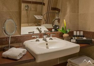 Salle de bain luxueuse de l'hôtel Palacio del Inka à Cusco