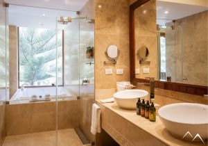 Salle de bain lumineuse à l'hôtel Sumaq Machu Picchu